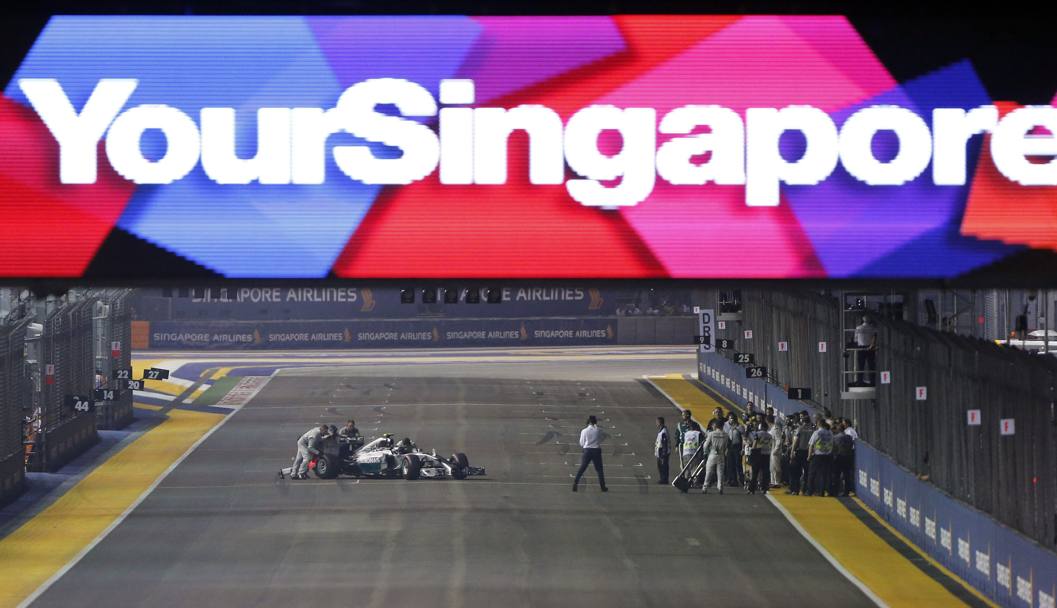 Il colpo di scena prima del via: Nico Rosberg non riesce ad avviare la sua auto e deve partire dai box. Afp